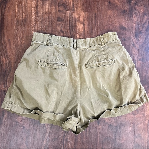 Anthropologie Kelyn Pleated Green Shorts - Picture 4 of 7